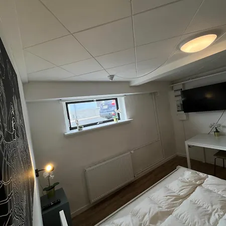 Cozy 3 Bedroom Garden With Parking Lägenhet