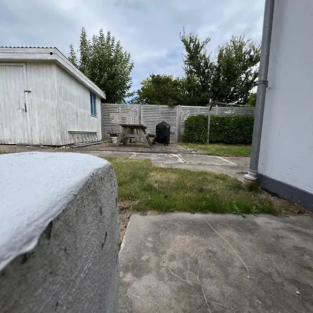 Cozy 3 Bedroom Garden With Parking *